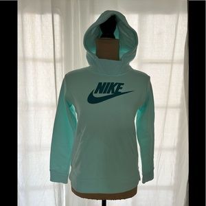 Nike Sportswear Club Pullover Hoodie.    Size L